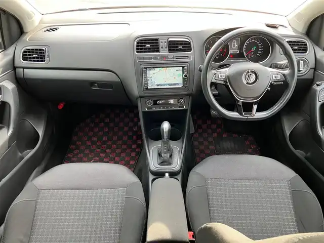 フォルクスワーゲン ポロ TSIコンフォートライン 静岡県 2015(平27)年 7.1万km サンセットレッドM 純正ナビ(CD/DVD/BT/フルセグ)/バックカメラ/パドルシフト/ドライブレコーダー前後/リモコンキー/スペアキー１本/パワーステアリング/パワーウィンドウ/アイドリングストップ/オートエアコン/レーダークルーズコントロール/フロアマット/布シート/純正アルミホイール/ABS/横滑り防止装置/オートライト/W+サイドエアバッグ