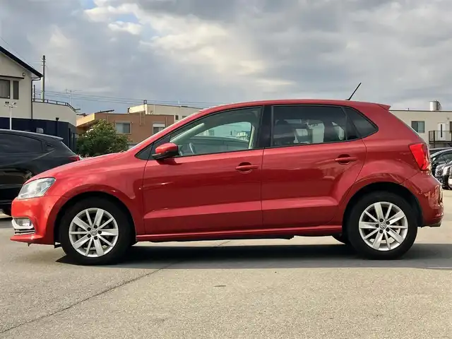 フォルクスワーゲン ポロ TSIコンフォートライン 静岡県 2015(平27)年 7.1万km サンセットレッドM 純正ナビ(CD/DVD/BT/フルセグ)/バックカメラ/パドルシフト/ドライブレコーダー前後/リモコンキー/スペアキー１本/パワーステアリング/パワーウィンドウ/アイドリングストップ/オートエアコン/レーダークルーズコントロール/フロアマット/布シート/純正アルミホイール/ABS/横滑り防止装置/オートライト/W+サイドエアバッグ