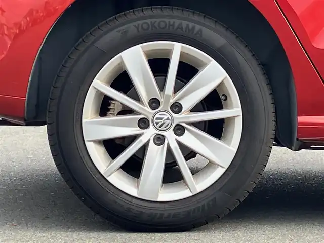 フォルクスワーゲン ポロ TSIコンフォートライン 静岡県 2015(平27)年 7.1万km サンセットレッドM 純正ナビ(CD/DVD/BT/フルセグ)/バックカメラ/パドルシフト/ドライブレコーダー前後/リモコンキー/スペアキー１本/パワーステアリング/パワーウィンドウ/アイドリングストップ/オートエアコン/レーダークルーズコントロール/フロアマット/布シート/純正アルミホイール/ABS/横滑り防止装置/オートライト/W+サイドエアバッグ