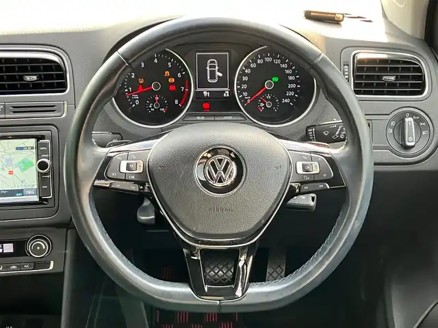 フォルクスワーゲン ポロ TSIコンフォートライン 静岡県 2015(平27)年 7.1万km サンセットレッドM 純正ナビ(CD/DVD/BT/フルセグ)/バックカメラ/パドルシフト/ドライブレコーダー前後/リモコンキー/スペアキー１本/パワーステアリング/パワーウィンドウ/アイドリングストップ/オートエアコン/レーダークルーズコントロール/フロアマット/布シート/純正アルミホイール/ABS/横滑り防止装置/オートライト/W+サイドエアバッグ