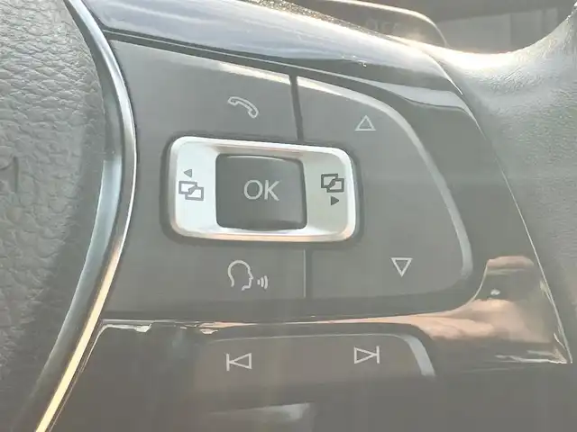 フォルクスワーゲン ポロ TSIコンフォートライン 静岡県 2015(平27)年 7.1万km サンセットレッドM 純正ナビ(CD/DVD/BT/フルセグ)/バックカメラ/パドルシフト/ドライブレコーダー前後/リモコンキー/スペアキー１本/パワーステアリング/パワーウィンドウ/アイドリングストップ/オートエアコン/レーダークルーズコントロール/フロアマット/布シート/純正アルミホイール/ABS/横滑り防止装置/オートライト/W+サイドエアバッグ