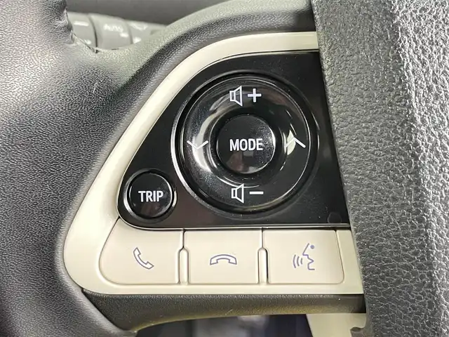 トヨタ プリウス Sセーフティプラス 千葉県 2018(平30)年 5.7万km アティチュードブラックマイカ 禁煙車/トヨタセーフティセンス/・プリクラッシュブレーキ/・インテリジェントクリアランスソナー/・自動ヘッドランプ/・レーンデパーチャーアラート/・先行車発進告知機能/・パーキングアシスト/純正7インチナビ/CD/Bluetooth/ワンセグ/社外デジタルインナーミラー/バックカメラ/レーダークルーズコントロール/LEDオートライト/純正フロアマット/ETC/プッシュスタート/ドアバイザー/スマートキー/スペアキー/取扱説明書/保証書