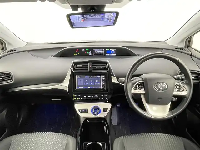トヨタ プリウス Sセーフティプラス 千葉県 2018(平30)年 5.7万km アティチュードブラックマイカ 禁煙車/トヨタセーフティセンス/・プリクラッシュブレーキ/・インテリジェントクリアランスソナー/・自動ヘッドランプ/・レーンデパーチャーアラート/・先行車発進告知機能/・パーキングアシスト/純正7インチナビ/CD/Bluetooth/ワンセグ/社外デジタルインナーミラー/バックカメラ/レーダークルーズコントロール/LEDオートライト/純正フロアマット/ETC/プッシュスタート/ドアバイザー/スマートキー/スペアキー/取扱説明書/保証書