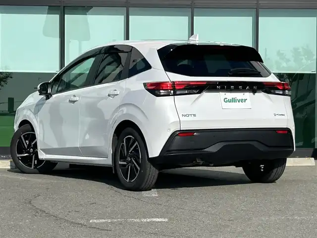 日産 ノート X 和歌山県 2023(令5)年 2.9万km ピュアホワイトパール 純正9インチディスプレイオーディオ/Bluetooth/USB/アラウンドビューモニター/ビルトインETC/前後ドライブレコーダー/デジタルインナーミラー/衝突軽減カメラ/BSM/コーナーセンサー/ステアリングスイッチ/電動パーキングブレーキ/オートブレーキホールド/ドライブモードセレクト/LEDヘッドライト/フォグランプ/オートライト/オートハイビーム/純正16インチAW/ドアバイザー/純正フロアマット/プッシュスタート/スマートキー/取扱説明書