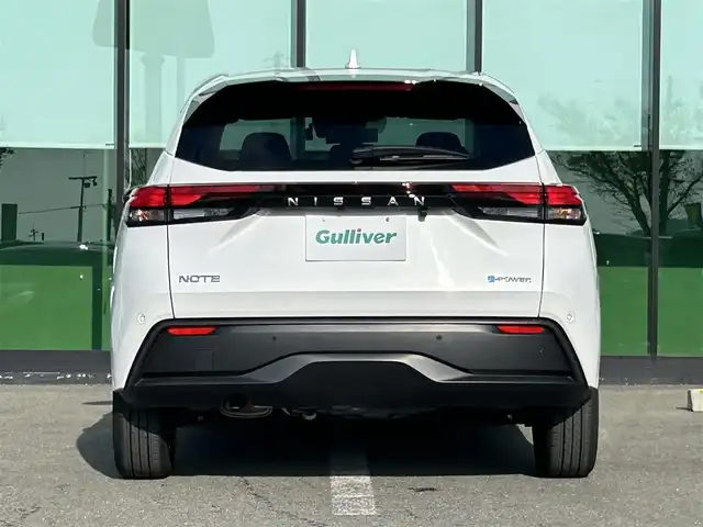 日産 ノート X 和歌山県 2023(令5)年 2.9万km ピュアホワイトパール 純正9インチディスプレイオーディオ/Bluetooth/USB/アラウンドビューモニター/ビルトインETC/前後ドライブレコーダー/デジタルインナーミラー/衝突軽減カメラ/BSM/コーナーセンサー/ステアリングスイッチ/電動パーキングブレーキ/オートブレーキホールド/ドライブモードセレクト/LEDヘッドライト/フォグランプ/オートライト/オートハイビーム/純正16インチAW/ドアバイザー/純正フロアマット/プッシュスタート/スマートキー/取扱説明書