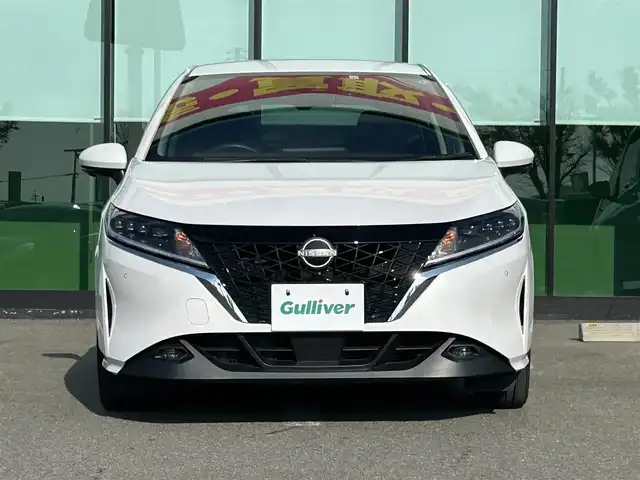 日産 ノート X 和歌山県 2023(令5)年 2.9万km ピュアホワイトパール 純正9インチディスプレイオーディオ/Bluetooth/USB/アラウンドビューモニター/ビルトインETC/前後ドライブレコーダー/デジタルインナーミラー/衝突軽減カメラ/BSM/コーナーセンサー/ステアリングスイッチ/電動パーキングブレーキ/オートブレーキホールド/ドライブモードセレクト/LEDヘッドライト/フォグランプ/オートライト/オートハイビーム/純正16インチAW/ドアバイザー/純正フロアマット/プッシュスタート/スマートキー/取扱説明書