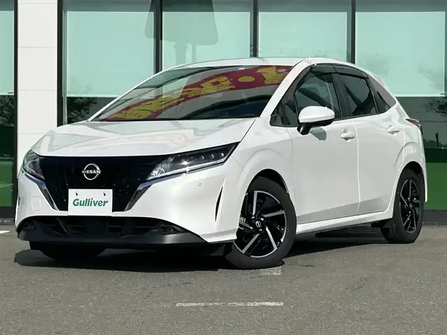 日産 ノート X 和歌山県 2023(令5)年 2.9万km ピュアホワイトパール 純正9インチディスプレイオーディオ/Bluetooth/USB/アラウンドビューモニター/ビルトインETC/前後ドライブレコーダー/デジタルインナーミラー/衝突軽減カメラ/BSM/コーナーセンサー/ステアリングスイッチ/電動パーキングブレーキ/オートブレーキホールド/ドライブモードセレクト/LEDヘッドライト/フォグランプ/オートライト/オートハイビーム/純正16インチAW/ドアバイザー/純正フロアマット/プッシュスタート/スマートキー/取扱説明書