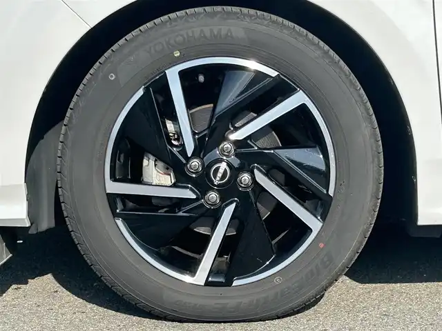 日産 ノート X 和歌山県 2023(令5)年 2.9万km ピュアホワイトパール 純正9インチディスプレイオーディオ/Bluetooth/USB/アラウンドビューモニター/ビルトインETC/前後ドライブレコーダー/デジタルインナーミラー/衝突軽減カメラ/BSM/コーナーセンサー/ステアリングスイッチ/電動パーキングブレーキ/オートブレーキホールド/ドライブモードセレクト/LEDヘッドライト/フォグランプ/オートライト/オートハイビーム/純正16インチAW/ドアバイザー/純正フロアマット/プッシュスタート/スマートキー/取扱説明書