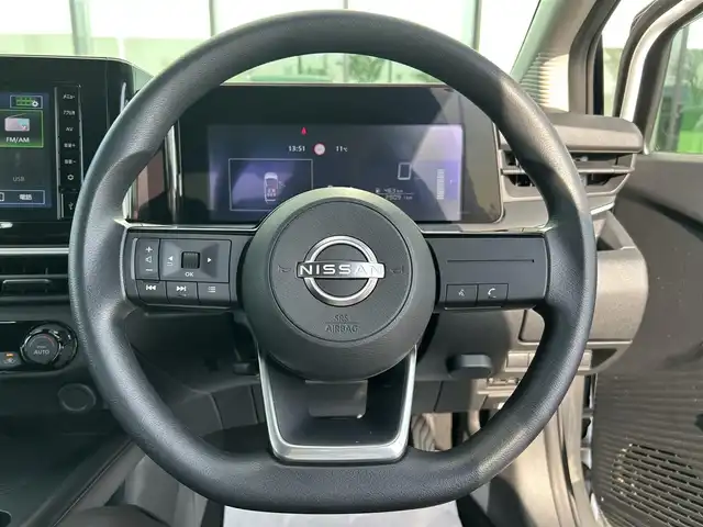 日産 ノート X 和歌山県 2023(令5)年 2.9万km ピュアホワイトパール 純正9インチディスプレイオーディオ/Bluetooth/USB/アラウンドビューモニター/ビルトインETC/前後ドライブレコーダー/デジタルインナーミラー/衝突軽減カメラ/BSM/コーナーセンサー/ステアリングスイッチ/電動パーキングブレーキ/オートブレーキホールド/ドライブモードセレクト/LEDヘッドライト/フォグランプ/オートライト/オートハイビーム/純正16インチAW/ドアバイザー/純正フロアマット/プッシュスタート/スマートキー/取扱説明書