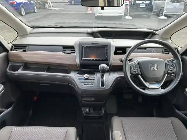 ホンダ フリード G ホンダセンシング 東京都 2022(令4)年 1.1万km ルナシルバーM Cパッケージ/コンフォートビューパッケージ/ホンダセンシング/衝突軽減ブレーキ/歩行者事故低減ステアリング/アダプティブクルーズコントロール/車線維持支援システム/路外逸脱抑制/誤発進抑制/先行車発進お知らせ/標識認識/マルチインフォメーションディスプレイ/純正ナビ/　CD/Bluetooth/SD/FM/AM/バックカメラ/両側パワースライドドア/純正ドライブレコーダー前後/ビルトインETC/オートライト/シートヒーター/電動オート格納ミラー/LEDウインカー付ミラー/親水ドアミラー/ヒーテッドドアミラー/熱線入フロントウインドウ/フロントドア撥水ガラス/車速連動間欠フロントワイパー/インパネセンターテーブル/シートバックポケット/センターアームレスト/ロールサンシェード/プッシュスタート/スマートキー/アイドリングストップ/純正フロアマット/ドアバイザー/保証書/取扱説明書/スペアキー