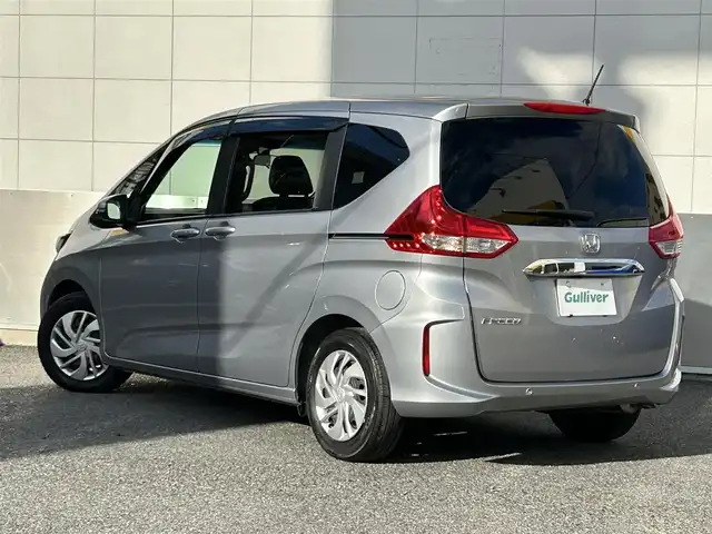 ホンダ フリード G ホンダセンシング 東京都 2022(令4)年 1.1万km ルナシルバーM Cパッケージ/コンフォートビューパッケージ/ホンダセンシング/衝突軽減ブレーキ/歩行者事故低減ステアリング/アダプティブクルーズコントロール/車線維持支援システム/路外逸脱抑制/誤発進抑制/先行車発進お知らせ/標識認識/マルチインフォメーションディスプレイ/純正ナビ/　CD/Bluetooth/SD/FM/AM/バックカメラ/両側パワースライドドア/純正ドライブレコーダー前後/ビルトインETC/オートライト/シートヒーター/電動オート格納ミラー/LEDウインカー付ミラー/親水ドアミラー/ヒーテッドドアミラー/熱線入フロントウインドウ/フロントドア撥水ガラス/車速連動間欠フロントワイパー/インパネセンターテーブル/シートバックポケット/センターアームレスト/ロールサンシェード/プッシュスタート/スマートキー/アイドリングストップ/純正フロアマット/ドアバイザー/保証書/取扱説明書/スペアキー