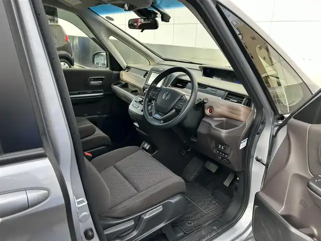 ホンダ フリード G ホンダセンシング 東京都 2022(令4)年 1.1万km ルナシルバーM Cパッケージ/コンフォートビューパッケージ/ホンダセンシング/衝突軽減ブレーキ/歩行者事故低減ステアリング/アダプティブクルーズコントロール/車線維持支援システム/路外逸脱抑制/誤発進抑制/先行車発進お知らせ/標識認識/マルチインフォメーションディスプレイ/純正ナビ/　CD/Bluetooth/SD/FM/AM/バックカメラ/両側パワースライドドア/純正ドライブレコーダー前後/ビルトインETC/オートライト/シートヒーター/電動オート格納ミラー/LEDウインカー付ミラー/親水ドアミラー/ヒーテッドドアミラー/熱線入フロントウインドウ/フロントドア撥水ガラス/車速連動間欠フロントワイパー/インパネセンターテーブル/シートバックポケット/センターアームレスト/ロールサンシェード/プッシュスタート/スマートキー/アイドリングストップ/純正フロアマット/ドアバイザー/保証書/取扱説明書/スペアキー