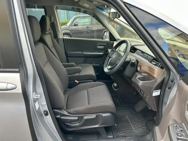 ホンダ フリード G ホンダセンシング 東京都 2022(令4)年 1.1万km ルナシルバーM Cパッケージ/コンフォートビューパッケージ/ホンダセンシング/衝突軽減ブレーキ/歩行者事故低減ステアリング/アダプティブクルーズコントロール/車線維持支援システム/路外逸脱抑制/誤発進抑制/先行車発進お知らせ/標識認識/マルチインフォメーションディスプレイ/純正ナビ/　CD/Bluetooth/SD/FM/AM/バックカメラ/両側パワースライドドア/純正ドライブレコーダー前後/ビルトインETC/オートライト/シートヒーター/電動オート格納ミラー/LEDウインカー付ミラー/親水ドアミラー/ヒーテッドドアミラー/熱線入フロントウインドウ/フロントドア撥水ガラス/車速連動間欠フロントワイパー/インパネセンターテーブル/シートバックポケット/センターアームレスト/ロールサンシェード/プッシュスタート/スマートキー/アイドリングストップ/純正フロアマット/ドアバイザー/保証書/取扱説明書/スペアキー