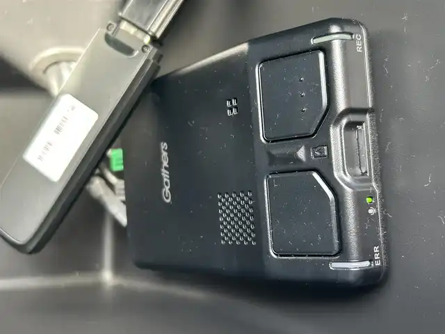 ホンダ フリード G ホンダセンシング 東京都 2022(令4)年 1.1万km ルナシルバーM Cパッケージ/コンフォートビューパッケージ/ホンダセンシング/衝突軽減ブレーキ/歩行者事故低減ステアリング/アダプティブクルーズコントロール/車線維持支援システム/路外逸脱抑制/誤発進抑制/先行車発進お知らせ/標識認識/マルチインフォメーションディスプレイ/純正ナビ/　CD/Bluetooth/SD/FM/AM/バックカメラ/両側パワースライドドア/純正ドライブレコーダー前後/ビルトインETC/オートライト/シートヒーター/電動オート格納ミラー/LEDウインカー付ミラー/親水ドアミラー/ヒーテッドドアミラー/熱線入フロントウインドウ/フロントドア撥水ガラス/車速連動間欠フロントワイパー/インパネセンターテーブル/シートバックポケット/センターアームレスト/ロールサンシェード/プッシュスタート/スマートキー/アイドリングストップ/純正フロアマット/ドアバイザー/保証書/取扱説明書/スペアキー