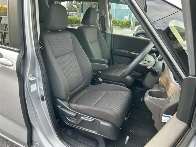 ホンダ フリード G ホンダセンシング 東京都 2022(令4)年 1.1万km ルナシルバーM Cパッケージ/コンフォートビューパッケージ/ホンダセンシング/衝突軽減ブレーキ/歩行者事故低減ステアリング/アダプティブクルーズコントロール/車線維持支援システム/路外逸脱抑制/誤発進抑制/先行車発進お知らせ/標識認識/マルチインフォメーションディスプレイ/純正ナビ/　CD/Bluetooth/SD/FM/AM/バックカメラ/両側パワースライドドア/純正ドライブレコーダー前後/ビルトインETC/オートライト/シートヒーター/電動オート格納ミラー/LEDウインカー付ミラー/親水ドアミラー/ヒーテッドドアミラー/熱線入フロントウインドウ/フロントドア撥水ガラス/車速連動間欠フロントワイパー/インパネセンターテーブル/シートバックポケット/センターアームレスト/ロールサンシェード/プッシュスタート/スマートキー/アイドリングストップ/純正フロアマット/ドアバイザー/保証書/取扱説明書/スペアキー