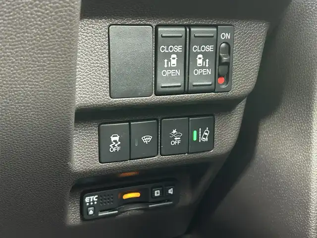 ホンダ フリード G ホンダセンシング 東京都 2022(令4)年 1.1万km ルナシルバーM Cパッケージ/コンフォートビューパッケージ/ホンダセンシング/衝突軽減ブレーキ/歩行者事故低減ステアリング/アダプティブクルーズコントロール/車線維持支援システム/路外逸脱抑制/誤発進抑制/先行車発進お知らせ/標識認識/マルチインフォメーションディスプレイ/純正ナビ/　CD/Bluetooth/SD/FM/AM/バックカメラ/両側パワースライドドア/純正ドライブレコーダー前後/ビルトインETC/オートライト/シートヒーター/電動オート格納ミラー/LEDウインカー付ミラー/親水ドアミラー/ヒーテッドドアミラー/熱線入フロントウインドウ/フロントドア撥水ガラス/車速連動間欠フロントワイパー/インパネセンターテーブル/シートバックポケット/センターアームレスト/ロールサンシェード/プッシュスタート/スマートキー/アイドリングストップ/純正フロアマット/ドアバイザー/保証書/取扱説明書/スペアキー