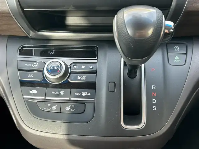 ホンダ フリード G ホンダセンシング 東京都 2022(令4)年 1.1万km ルナシルバーM Cパッケージ/コンフォートビューパッケージ/ホンダセンシング/衝突軽減ブレーキ/歩行者事故低減ステアリング/アダプティブクルーズコントロール/車線維持支援システム/路外逸脱抑制/誤発進抑制/先行車発進お知らせ/標識認識/マルチインフォメーションディスプレイ/純正ナビ/　CD/Bluetooth/SD/FM/AM/バックカメラ/両側パワースライドドア/純正ドライブレコーダー前後/ビルトインETC/オートライト/シートヒーター/電動オート格納ミラー/LEDウインカー付ミラー/親水ドアミラー/ヒーテッドドアミラー/熱線入フロントウインドウ/フロントドア撥水ガラス/車速連動間欠フロントワイパー/インパネセンターテーブル/シートバックポケット/センターアームレスト/ロールサンシェード/プッシュスタート/スマートキー/アイドリングストップ/純正フロアマット/ドアバイザー/保証書/取扱説明書/スペアキー