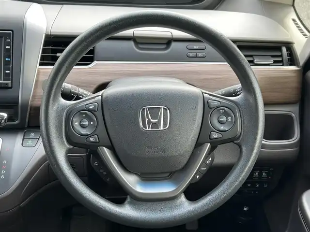 ホンダ フリード G ホンダセンシング 東京都 2022(令4)年 1.1万km ルナシルバーM Cパッケージ/コンフォートビューパッケージ/ホンダセンシング/衝突軽減ブレーキ/歩行者事故低減ステアリング/アダプティブクルーズコントロール/車線維持支援システム/路外逸脱抑制/誤発進抑制/先行車発進お知らせ/標識認識/マルチインフォメーションディスプレイ/純正ナビ/　CD/Bluetooth/SD/FM/AM/バックカメラ/両側パワースライドドア/純正ドライブレコーダー前後/ビルトインETC/オートライト/シートヒーター/電動オート格納ミラー/LEDウインカー付ミラー/親水ドアミラー/ヒーテッドドアミラー/熱線入フロントウインドウ/フロントドア撥水ガラス/車速連動間欠フロントワイパー/インパネセンターテーブル/シートバックポケット/センターアームレスト/ロールサンシェード/プッシュスタート/スマートキー/アイドリングストップ/純正フロアマット/ドアバイザー/保証書/取扱説明書/スペアキー