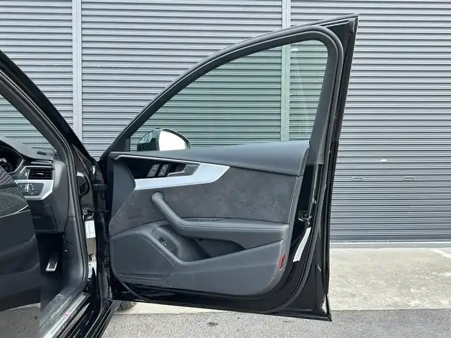 アウディ Ａ４ アバント 35TDI Sライン 茨城県 2022(令4)年 1.5万km 黒 ワンオーナー　/ＳｌｉｎｅｐｌｕｓＰＫＧ　/コンフォートＰＫＧ　/マトリクスＬＥＤ　/サラウンドビューカメラ　/バーチャルコックピット　/アンビエントライト　/ＰＷテールゲート　/半革　/全席シートヒーター　/ＰＷシート/純正ナビ/フルセグTV/禁煙車