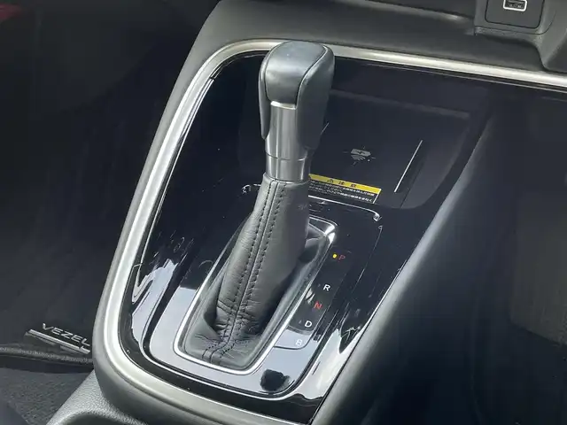 ホンダ ヴェゼル ハイブリッド e:HEV Z 島根県 2021(令3)年 4.2万km パール ホンダセンシング /純正ナビ/CD/DVD/DTV/Bluetooth/USB/バックカメラ/パワーバックドア /レーダークルーズコントロール/ハーフレザー調シート/シートヒーター /ステアリングスイッチ/パドルシフト/ドライブレコーダー/ビルトインETC/スマートキー/スペアキー /プッシュスタート /純正フロアマット/ドアバイザー/コーナーセンサー /BSM/置くだけ充電
