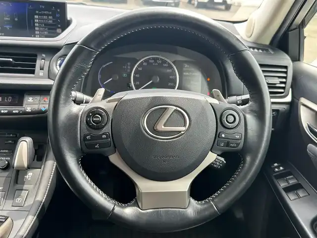 レクサス ＣＴ 200h バージョンC 宮城県 2018(平30)年 7.3万km ソニッククォーツ クリアランスソナー/バックソナー/＝＝＝/セーフティシステムプラス/・プリクラッシュセーフティシステム/・レーンディパーチャーアラート/・オートマチックハイビーム/・レーダークルーズコントロール（ブレーキ制御付）/純正ナビ/・CD/DVD/・Bluetooth/・フルセグTV/バックカメラ/ビルトインETC2.0/シートヒーター/パワーシート/革巻きステアリング/パドルシフト/ステアリングスイッチ/LEDヘッドランプ/LEDフロントフォグランプ/オートライト/スマートキー＆プッシュスタート/電動格納ミラー/純正16インチAW/純正フロアマット/トノカバー/ドアバイザー/W/サイド/カーテン/ニーエアバッグ