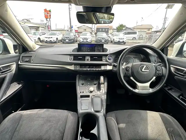 レクサス ＣＴ 200h バージョンC 宮城県 2018(平30)年 7.3万km ソニッククォーツ クリアランスソナー/バックソナー/＝＝＝/セーフティシステムプラス/・プリクラッシュセーフティシステム/・レーンディパーチャーアラート/・オートマチックハイビーム/・レーダークルーズコントロール（ブレーキ制御付）/純正ナビ/・CD/DVD/・Bluetooth/・フルセグTV/バックカメラ/ビルトインETC2.0/シートヒーター/パワーシート/革巻きステアリング/パドルシフト/ステアリングスイッチ/LEDヘッドランプ/LEDフロントフォグランプ/オートライト/スマートキー＆プッシュスタート/電動格納ミラー/純正16インチAW/純正フロアマット/トノカバー/ドアバイザー/W/サイド/カーテン/ニーエアバッグ