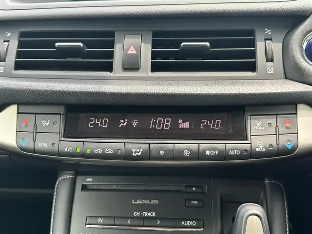 レクサス ＣＴ 200h バージョンC 宮城県 2018(平30)年 7.3万km ソニッククォーツ クリアランスソナー/バックソナー/＝＝＝/セーフティシステムプラス/・プリクラッシュセーフティシステム/・レーンディパーチャーアラート/・オートマチックハイビーム/・レーダークルーズコントロール（ブレーキ制御付）/純正ナビ/・CD/DVD/・Bluetooth/・フルセグTV/バックカメラ/ビルトインETC2.0/シートヒーター/パワーシート/革巻きステアリング/パドルシフト/ステアリングスイッチ/LEDヘッドランプ/LEDフロントフォグランプ/オートライト/スマートキー＆プッシュスタート/電動格納ミラー/純正16インチAW/純正フロアマット/トノカバー/ドアバイザー/W/サイド/カーテン/ニーエアバッグ