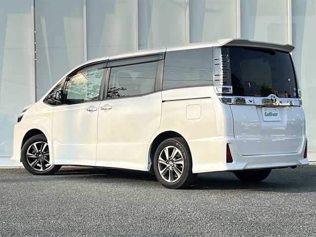 トヨタ ヴォクシー ZS 煌 福岡県 2018(平30)年 4.8万km ホワイトパールクリスタルシャイン ・11インチALPINEナビ/（BLUETOOTH/フルセグ/バックカメラ/・スペアキー/・ビルトインETC/・フリップダウンモニター/・WAC/・アイドリングストップ/・クルーズコントロール/・両側パワースライドドア/・純正フロアマット/・純正アルミホイール/・横滑り防止装置/・レーンキープアシスト/・オートマチックハイビーム/・エコモード/・ISOFIX/・トヨタセーフティセンス/・LEDヘッドライト/・保証書/・取扱説明書