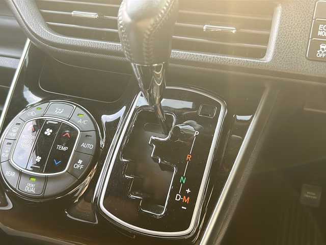 トヨタ ヴォクシー ZS 煌 福岡県 2018(平30)年 4.8万km ホワイトパールクリスタルシャイン ・11インチALPINEナビ/（BLUETOOTH/フルセグ/バックカメラ/・スペアキー/・ビルトインETC/・フリップダウンモニター/・WAC/・アイドリングストップ/・クルーズコントロール/・両側パワースライドドア/・純正フロアマット/・純正アルミホイール/・横滑り防止装置/・レーンキープアシスト/・オートマチックハイビーム/・エコモード/・ISOFIX/・トヨタセーフティセンス/・LEDヘッドライト/・保証書/・取扱説明書