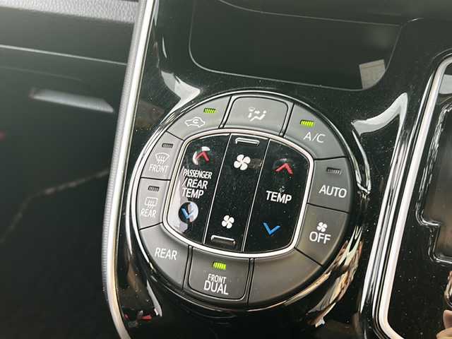トヨタ ヴォクシー ZS 煌 福岡県 2018(平30)年 4.8万km ホワイトパールクリスタルシャイン ・11インチALPINEナビ/（BLUETOOTH/フルセグ/バックカメラ/・スペアキー/・ビルトインETC/・フリップダウンモニター/・WAC/・アイドリングストップ/・クルーズコントロール/・両側パワースライドドア/・純正フロアマット/・純正アルミホイール/・横滑り防止装置/・レーンキープアシスト/・オートマチックハイビーム/・エコモード/・ISOFIX/・トヨタセーフティセンス/・LEDヘッドライト/・保証書/・取扱説明書