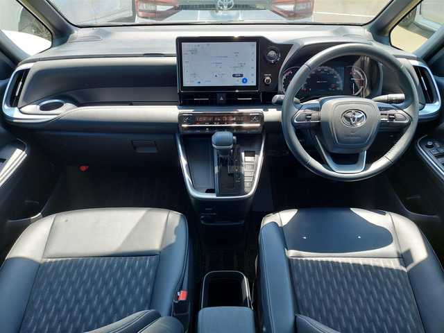 トヨタ ノア Z 千葉県 2023(令5)年 4万km アティチュードブラックマイカ 純正10.5型ディスプレイオーディオ/【FM/AM/BT/TV/DISC/USB】/バックカメラ/ETC2.0/両側電動スライドドア/レーダークルーズコントロール/シートヒーター/コーナーセンサー/LEDヘッドライト/LEDフォグランプ/純正16インチAW/プッシュスタート/スマートキー