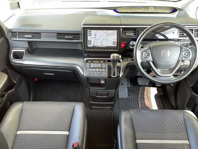 ホンダ ステップワゴン スパーダ クールスピリット 静岡県 2015(平27)年 6.9万km ホワイトオーキッドパール 純正SDナビ/・CD/・DVD/・フルセグＴＶ/・Bluetooth/・HDMI/・AM/・FM/主要装備/・両側パワスラ/・後席モニター/・ホンダセンシング/・衝突軽減/・レーンキープ/・追従クルコン/・コーナーセンサー前後/・バックカメラ/・ドラレコ前/・ビルトインＥＴＣ/・ハーフレザーシート/・シートヒーター/・ヒーテッドドアミラー/・パドルシフト/・純正フロアマット/・純正アルミホイール