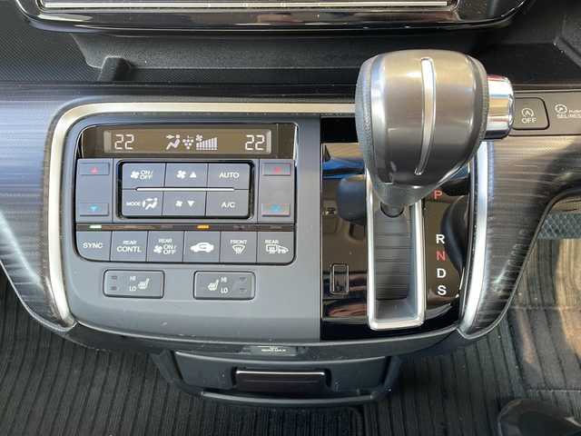 ホンダ ステップワゴン スパーダ クールスピリット 静岡県 2015(平27)年 6.9万km ホワイトオーキッドパール 純正SDナビ/・CD/・DVD/・フルセグＴＶ/・Bluetooth/・HDMI/・AM/・FM/主要装備/・両側パワスラ/・後席モニター/・ホンダセンシング/・衝突軽減/・レーンキープ/・追従クルコン/・コーナーセンサー前後/・バックカメラ/・ドラレコ前/・ビルトインＥＴＣ/・ハーフレザーシート/・シートヒーター/・ヒーテッドドアミラー/・パドルシフト/・純正フロアマット/・純正アルミホイール