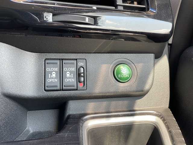 ホンダ ステップワゴン スパーダ クールスピリット 静岡県 2015(平27)年 6.9万km ホワイトオーキッドパール 純正SDナビ/・CD/・DVD/・フルセグＴＶ/・Bluetooth/・HDMI/・AM/・FM/主要装備/・両側パワスラ/・後席モニター/・ホンダセンシング/・衝突軽減/・レーンキープ/・追従クルコン/・コーナーセンサー前後/・バックカメラ/・ドラレコ前/・ビルトインＥＴＣ/・ハーフレザーシート/・シートヒーター/・ヒーテッドドアミラー/・パドルシフト/・純正フロアマット/・純正アルミホイール