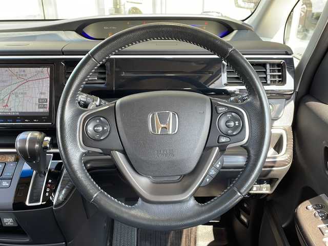 ホンダ ステップワゴン スパーダ クールスピリット 静岡県 2015(平27)年 6.9万km ホワイトオーキッドパール 純正SDナビ/・CD/・DVD/・フルセグＴＶ/・Bluetooth/・HDMI/・AM/・FM/主要装備/・両側パワスラ/・後席モニター/・ホンダセンシング/・衝突軽減/・レーンキープ/・追従クルコン/・コーナーセンサー前後/・バックカメラ/・ドラレコ前/・ビルトインＥＴＣ/・ハーフレザーシート/・シートヒーター/・ヒーテッドドアミラー/・パドルシフト/・純正フロアマット/・純正アルミホイール