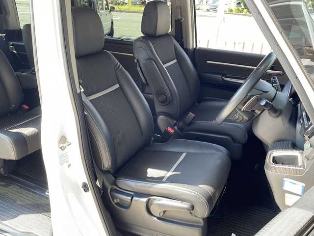 ホンダ ステップワゴン スパーダ クールスピリット 静岡県 2015(平27)年 6.9万km ホワイトオーキッドパール 純正SDナビ/・CD/・DVD/・フルセグＴＶ/・Bluetooth/・HDMI/・AM/・FM/主要装備/・両側パワスラ/・後席モニター/・ホンダセンシング/・衝突軽減/・レーンキープ/・追従クルコン/・コーナーセンサー前後/・バックカメラ/・ドラレコ前/・ビルトインＥＴＣ/・ハーフレザーシート/・シートヒーター/・ヒーテッドドアミラー/・パドルシフト/・純正フロアマット/・純正アルミホイール