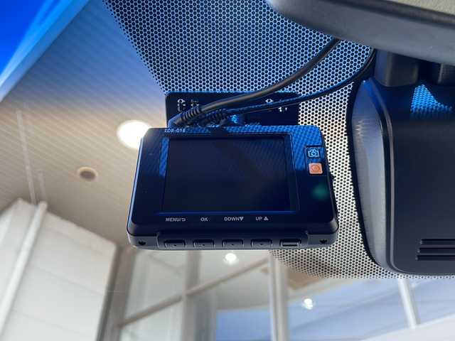 ホンダ ステップワゴン スパーダ クールスピリット 静岡県 2015(平27)年 6.9万km ホワイトオーキッドパール 純正SDナビ/・CD/・DVD/・フルセグＴＶ/・Bluetooth/・HDMI/・AM/・FM/主要装備/・両側パワスラ/・後席モニター/・ホンダセンシング/・衝突軽減/・レーンキープ/・追従クルコン/・コーナーセンサー前後/・バックカメラ/・ドラレコ前/・ビルトインＥＴＣ/・ハーフレザーシート/・シートヒーター/・ヒーテッドドアミラー/・パドルシフト/・純正フロアマット/・純正アルミホイール