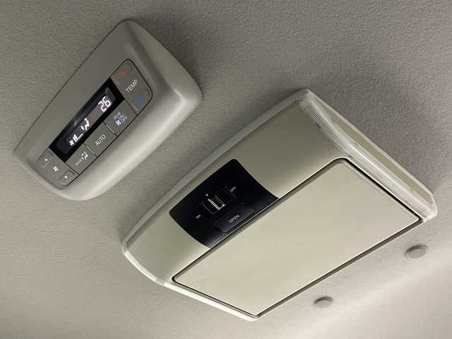 ホンダ ステップワゴン スパーダ クールスピリット 大阪府 2015(平27)年 6.9万km ホワイトオーキッドパール 禁煙車/ホンダセンシング/　・衝突軽減ブレーキ/　・誤発進抑制機能/　・歩行者事故軽減ステアリング/　・路外逸脱抑制機能/　・アダプティブ・クルーズ・コントロール/　・車線維持支援システム/　・先行車発進お知らせ機能/　・標識認識機能/純正ナビ/　（Bluetooth/CD/DVD）/フルセグTV/バックカメラ/両側パワースライドドア/ハーフレザーシート/シートヒーター/LEDヘッドライト/オートライト/フォグランプ/純正17インチアルミホイール/革巻きステアリング/スマートキー/ETC