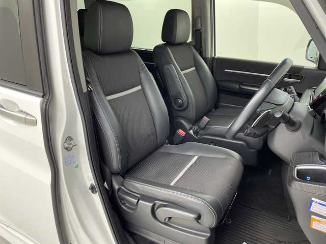 ホンダ ステップワゴン スパーダ クールスピリット 大阪府 2015(平27)年 6.9万km ホワイトオーキッドパール 禁煙車/ホンダセンシング/　・衝突軽減ブレーキ/　・誤発進抑制機能/　・歩行者事故軽減ステアリング/　・路外逸脱抑制機能/　・アダプティブ・クルーズ・コントロール/　・車線維持支援システム/　・先行車発進お知らせ機能/　・標識認識機能/純正ナビ/　（Bluetooth/CD/DVD）/フルセグTV/バックカメラ/両側パワースライドドア/ハーフレザーシート/シートヒーター/LEDヘッドライト/オートライト/フォグランプ/純正17インチアルミホイール/革巻きステアリング/スマートキー/ETC