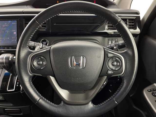 ホンダ ステップワゴン スパーダ クールスピリット 大阪府 2015(平27)年 6.9万km ホワイトオーキッドパール 禁煙車/ホンダセンシング/　・衝突軽減ブレーキ/　・誤発進抑制機能/　・歩行者事故軽減ステアリング/　・路外逸脱抑制機能/　・アダプティブ・クルーズ・コントロール/　・車線維持支援システム/　・先行車発進お知らせ機能/　・標識認識機能/純正ナビ/　（Bluetooth/CD/DVD）/フルセグTV/バックカメラ/両側パワースライドドア/ハーフレザーシート/シートヒーター/LEDヘッドライト/オートライト/フォグランプ/純正17インチアルミホイール/革巻きステアリング/スマートキー/ETC