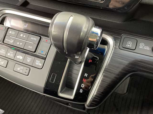 ホンダ ステップワゴン スパーダ クールスピリット 大阪府 2015(平27)年 6.9万km ホワイトオーキッドパール 禁煙車/ホンダセンシング/　・衝突軽減ブレーキ/　・誤発進抑制機能/　・歩行者事故軽減ステアリング/　・路外逸脱抑制機能/　・アダプティブ・クルーズ・コントロール/　・車線維持支援システム/　・先行車発進お知らせ機能/　・標識認識機能/純正ナビ/　（Bluetooth/CD/DVD）/フルセグTV/バックカメラ/両側パワースライドドア/ハーフレザーシート/シートヒーター/LEDヘッドライト/オートライト/フォグランプ/純正17インチアルミホイール/革巻きステアリング/スマートキー/ETC