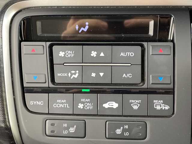 ホンダ ステップワゴン スパーダ クールスピリット 大阪府 2015(平27)年 6.9万km ホワイトオーキッドパール 禁煙車/ホンダセンシング/　・衝突軽減ブレーキ/　・誤発進抑制機能/　・歩行者事故軽減ステアリング/　・路外逸脱抑制機能/　・アダプティブ・クルーズ・コントロール/　・車線維持支援システム/　・先行車発進お知らせ機能/　・標識認識機能/純正ナビ/　（Bluetooth/CD/DVD）/フルセグTV/バックカメラ/両側パワースライドドア/ハーフレザーシート/シートヒーター/LEDヘッドライト/オートライト/フォグランプ/純正17インチアルミホイール/革巻きステアリング/スマートキー/ETC