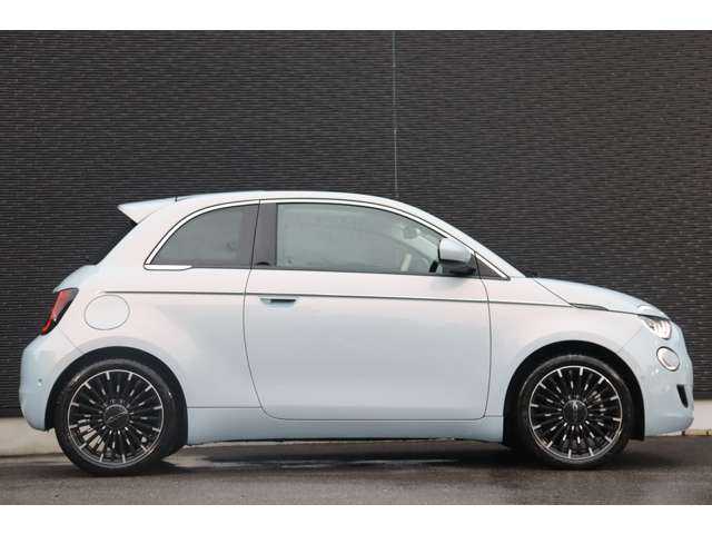 フィアット ５００ｅ アイコン 大分県 2023(令5)年 0.5万km 青 ワンオーナー/衝突被害軽減ブレーキ/アダプティブクルーズコントロール/ブラインドスポットモニター/レーンキーピングアシスト/ガラスルーフ/UConnect/ＣａｒＰｌａｙ/DTV/Bluetooth/ワイヤレスチャージャー/バックカメラ/FIATモノグラムエコレザーシート/シートヒーター/ＬＥＤヘッドライト/オートハイビーム/Hold And Go/純正１７インチＡＷ/ＥＴＣ