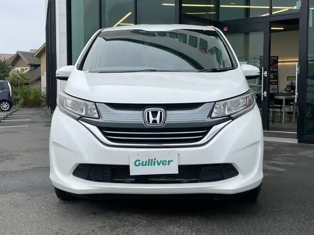 ホンダ フリード ハイブリット EX 東京都 2018(平30)年 7.7万km ホワイトオーキッドパール Honda SENSING/・衝突軽減ブレーキ/・誤発進抑制機能/・路外逸脱抑制機能/・アダプティブクルーズコントロール/・車線維持支援システム/・先行車発進お知らせ機能/プッシュスタート/寒冷地/コンフォートビューパッケージ/純正9インチナビ/フルセグTV/バックカメラ/ビルトインETC/ドライブレコーダー/両側パワースライドドア/ハーフレザーシート/シートヒーター/後席ロールサンシェード/LEDヘッドライト/ドアバイザー/スマートキー/15インチ純正アルミホイール