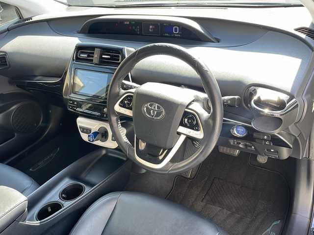 トヨタ プリウス S ツーリングセレクション 沖縄県 2017(平29)年 9.5万km アティチュードブラックマイカ /登録時走行距離/　　　　　　　95078キロ/社外ナビ/バックカメラ/地デジ/黒革シート/シートヒーター/PCS/モデリスタエアロ/ビルトインETC/新車時整備手帳/　　【保証書】/取扱説明書/