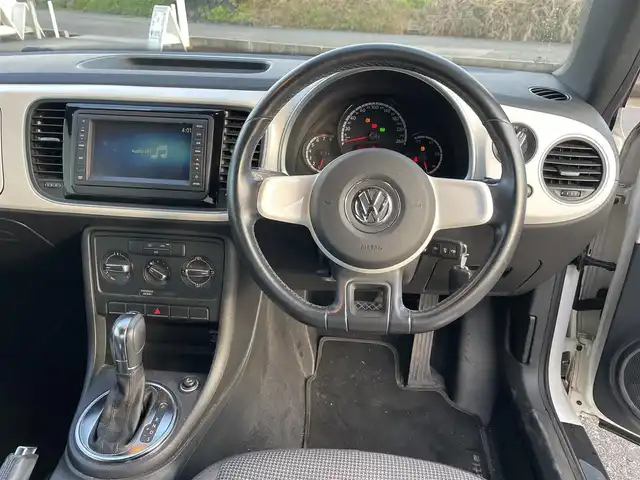 フォルクスワーゲン ザ・ビートル デザイン 富山県 2013(平25)年 7.5万km キャンディホワイト 〇純正ナビ/〇フルセグTV/〇ETC/〇横滑り防止装置/〇フロントフォグランプ/〇マニュアルエアコン/〇革巻きステアリングホイール/〇ブラックファブリックシート/〇純正16インチアルミホイール/〇リモコンキー/〇禁煙車