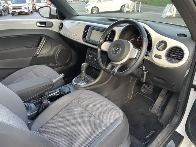 フォルクスワーゲン ザ・ビートル デザイン 富山県 2013(平25)年 7.5万km キャンディホワイト 〇純正ナビ/〇フルセグTV/〇ETC/〇横滑り防止装置/〇フロントフォグランプ/〇マニュアルエアコン/〇革巻きステアリングホイール/〇ブラックファブリックシート/〇純正16インチアルミホイール/〇リモコンキー/〇禁煙車