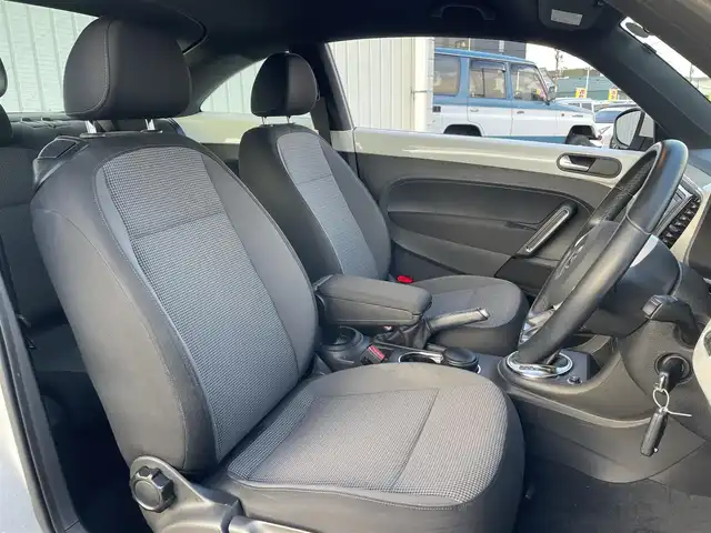 フォルクスワーゲン ザ・ビートル デザイン 富山県 2013(平25)年 7.5万km キャンディホワイト 〇純正ナビ/〇フルセグTV/〇ETC/〇横滑り防止装置/〇フロントフォグランプ/〇マニュアルエアコン/〇革巻きステアリングホイール/〇ブラックファブリックシート/〇純正16インチアルミホイール/〇リモコンキー/〇禁煙車