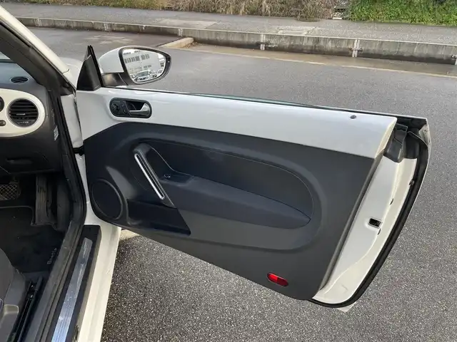 フォルクスワーゲン ザ・ビートル デザイン 富山県 2013(平25)年 7.5万km キャンディホワイト 〇純正ナビ/〇フルセグTV/〇ETC/〇横滑り防止装置/〇フロントフォグランプ/〇マニュアルエアコン/〇革巻きステアリングホイール/〇ブラックファブリックシート/〇純正16インチアルミホイール/〇リモコンキー/〇禁煙車