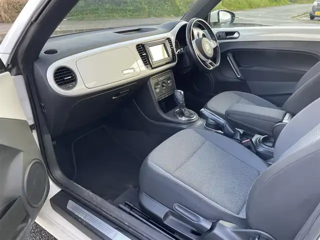 フォルクスワーゲン ザ・ビートル デザイン 富山県 2013(平25)年 7.5万km キャンディホワイト 〇純正ナビ/〇フルセグTV/〇ETC/〇横滑り防止装置/〇フロントフォグランプ/〇マニュアルエアコン/〇革巻きステアリングホイール/〇ブラックファブリックシート/〇純正16インチアルミホイール/〇リモコンキー/〇禁煙車